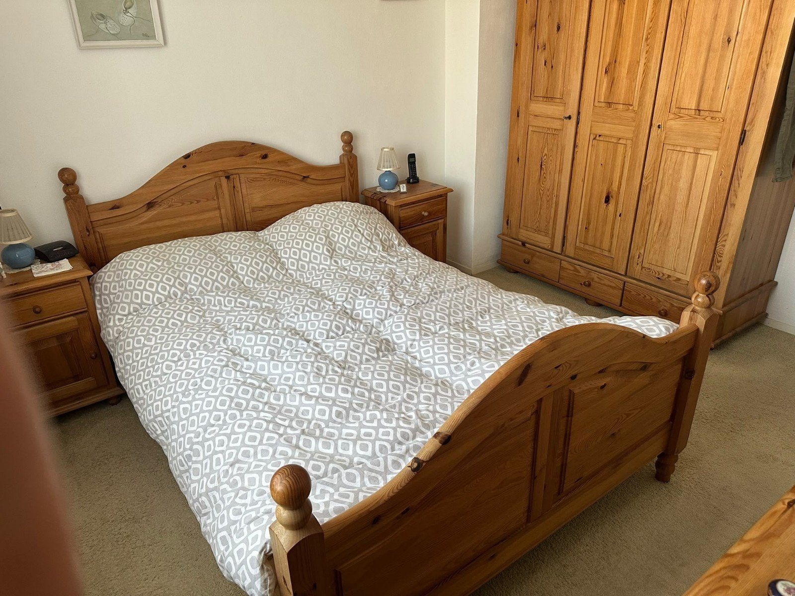 Grenen bed 140x200 met 3-deurs kledingkast, Ophalen, Gebruikt, Bruin, Tweepersoons