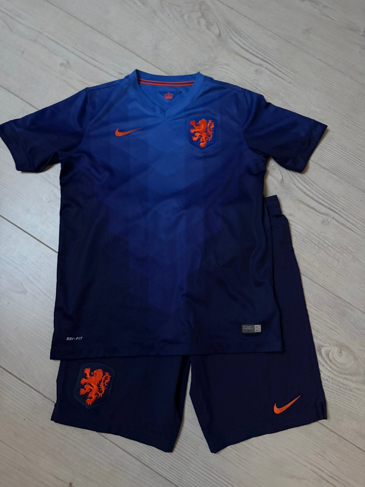 Origineel Nike voetbaltenue NL, maat 176, Kinderen en Baby's, Ophalen of Verzenden, Zo goed als nieuw, Jongen, Setje
