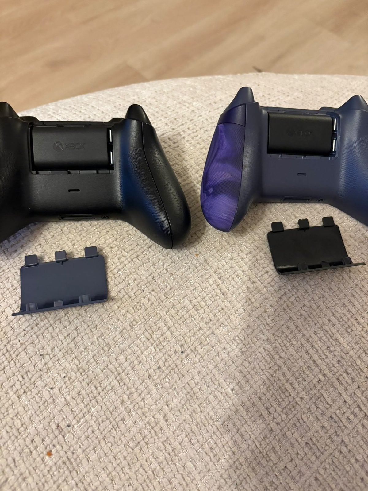 Foto 6 van Xbox series x console met 2 controllers