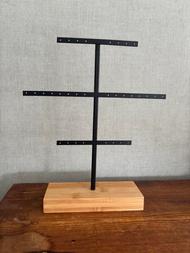 Minimalistisch sieradenrek met houten voet – zwart metaal, Ophalen of Verzenden, Zo goed als nieuw