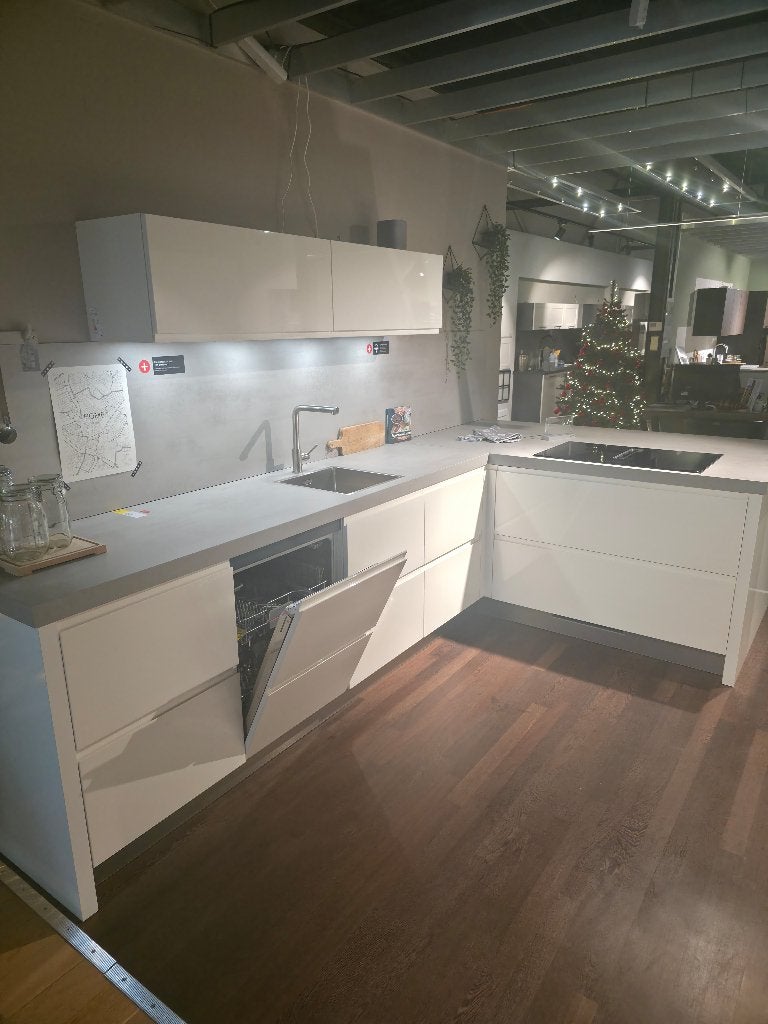 Moderne keuken met complete Bosch inbouwapparatuur, Ophalen, Wit, Hoekkeuken, Zo goed als nieuw