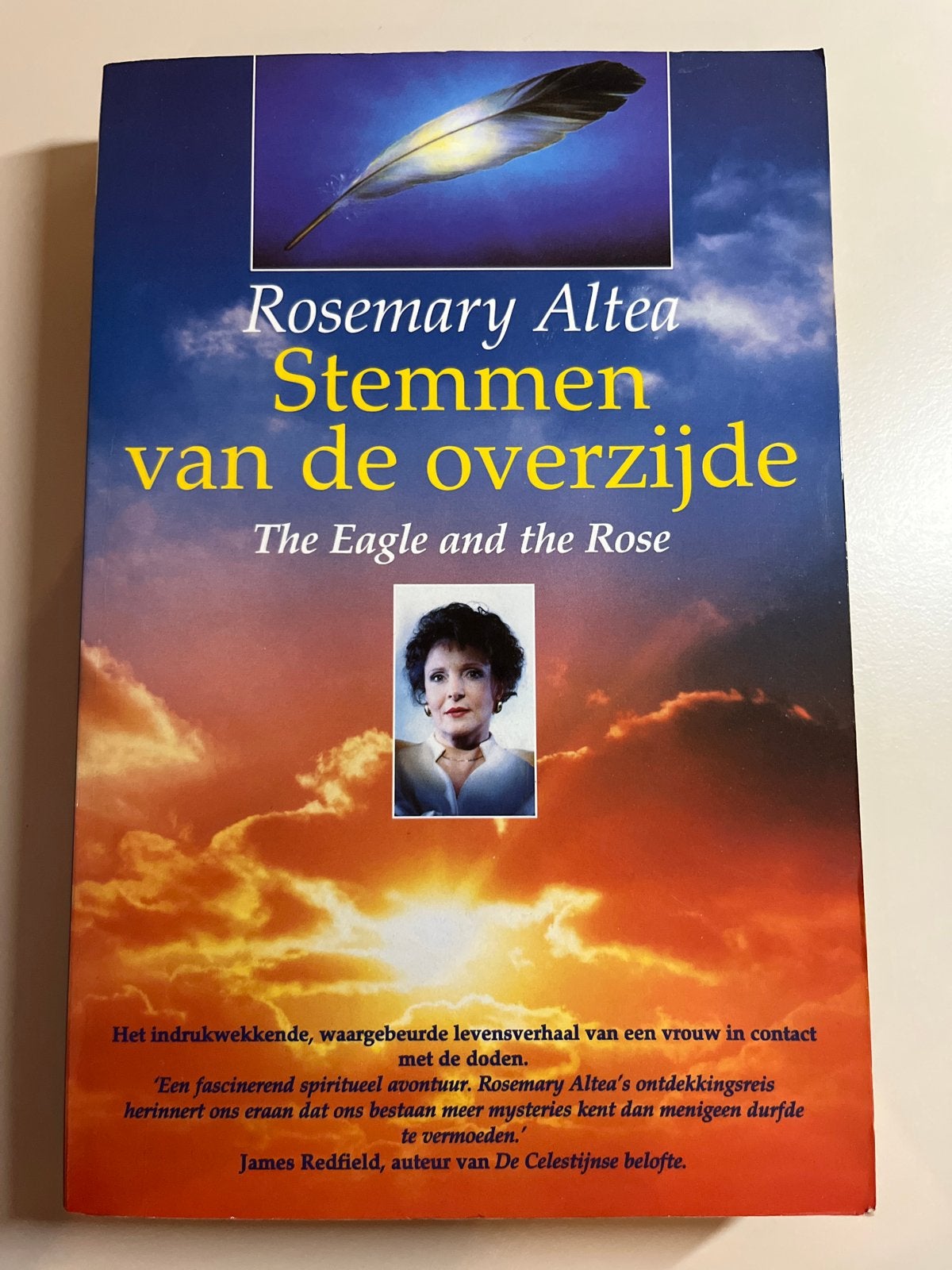 Stemmen van de overzijde - Rosemary Altea, Boeken, Ophalen of Verzenden, Gelezen, Ziel of Sterfelijkheid, Verhaal of Roman