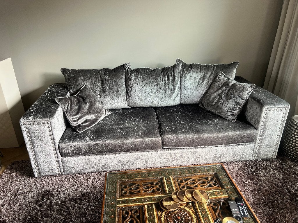 3 Zits zilver grijs gekleurde bank met studs, Ophalen, 250 tot 300 cm, Driepersoons, 75 tot 100 cm