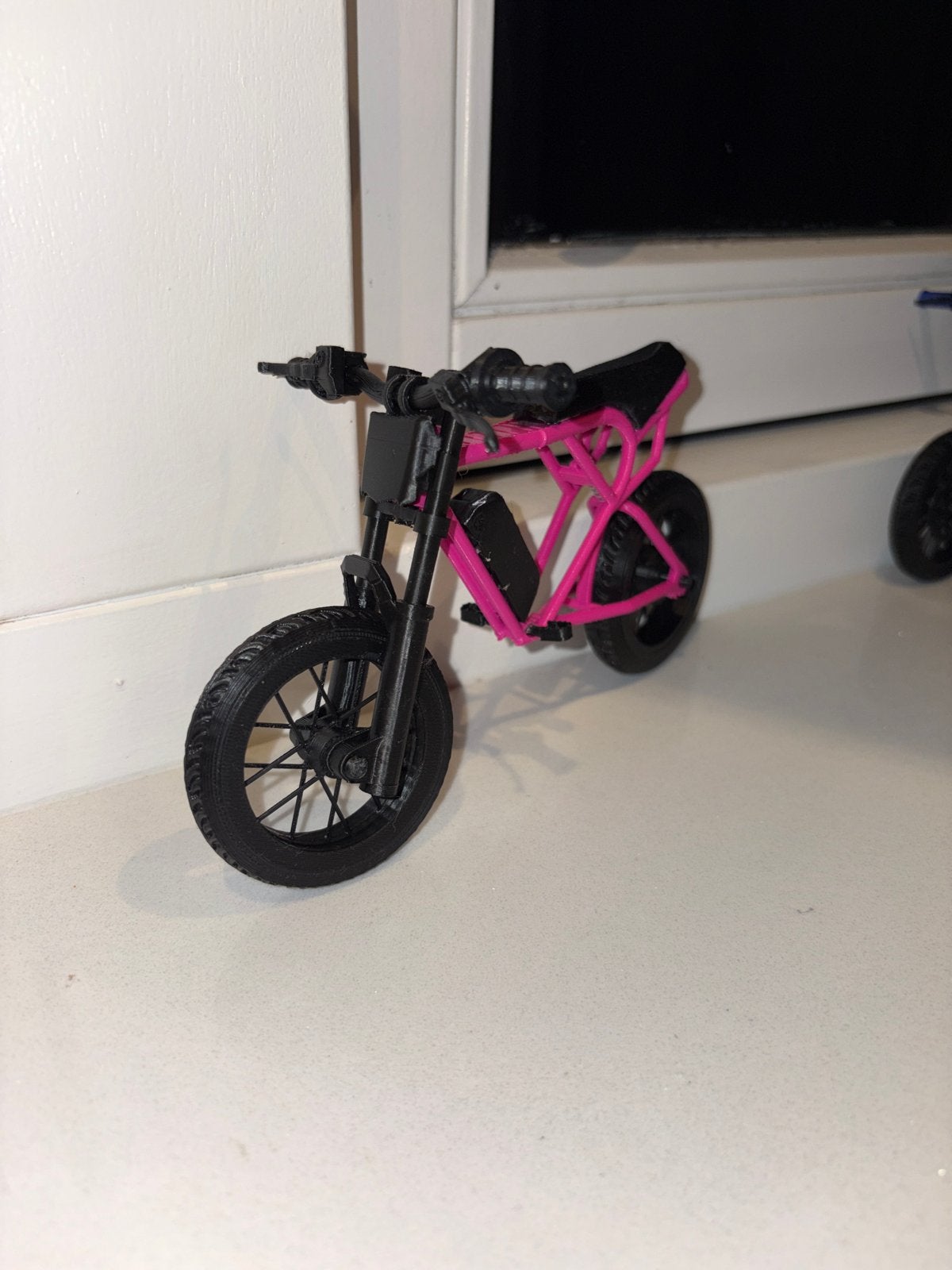 Roze 3D-geprinte miniatuur Super73 met vering, Hobby en Vrije tijd, Ophalen of Verzenden, Zo goed als nieuw