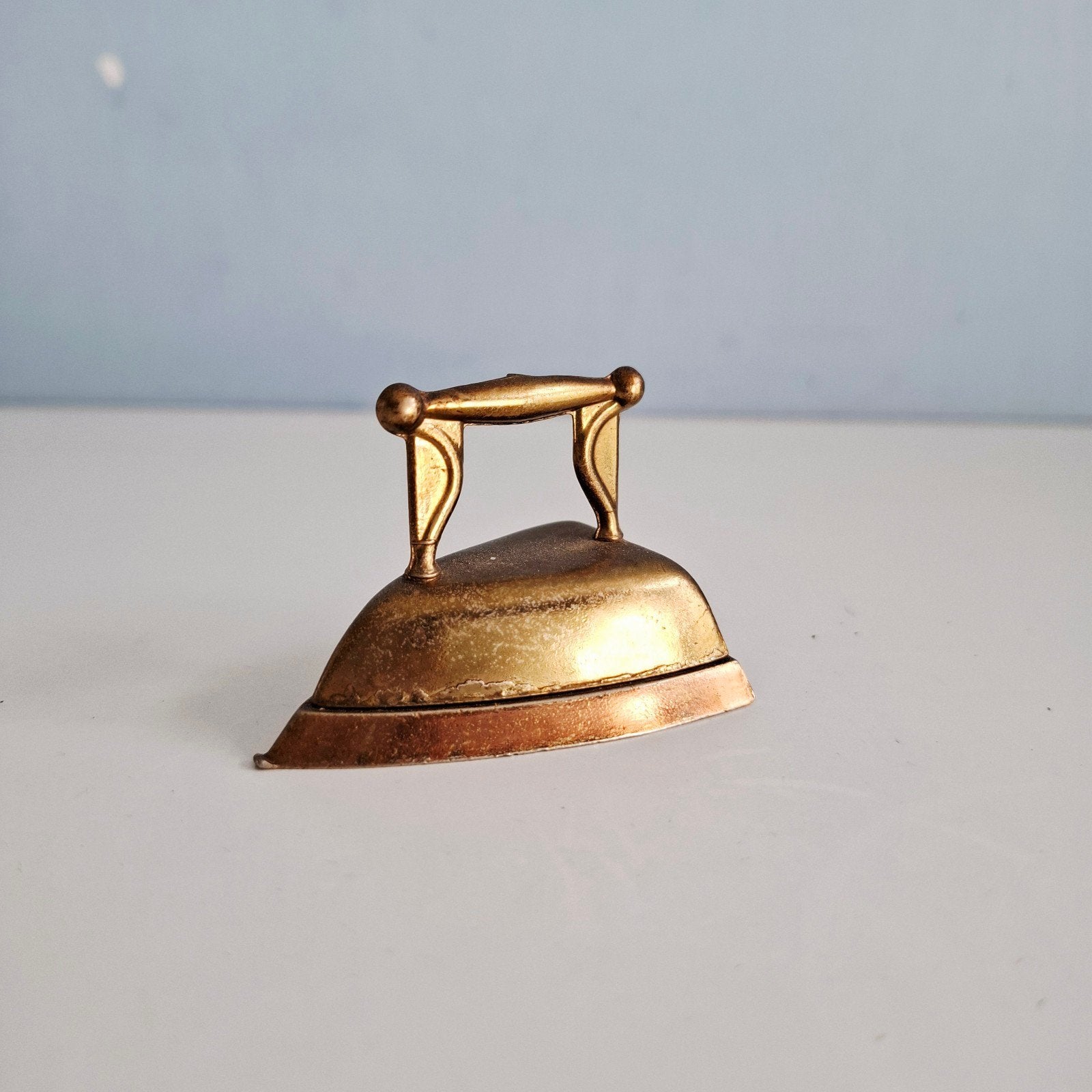 Vintage miniatuur messing strijkijzer, Gebruikt, Ophalen of Verzenden, Onbekend, Nvt