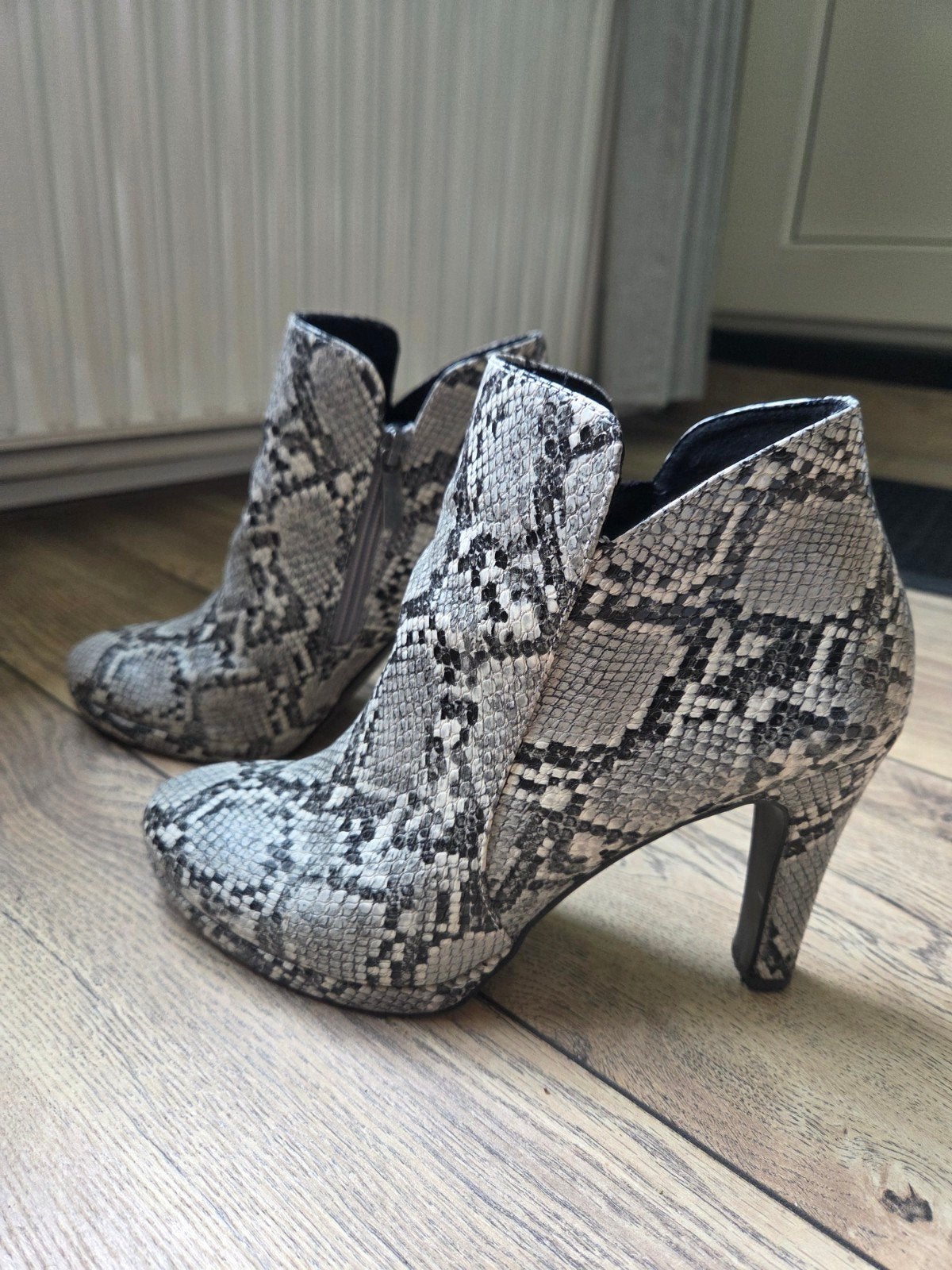Tamaris Hakken met Slangenprint - Maat 38, Tamaris, Pumps, Ophalen of Verzenden, Grijs