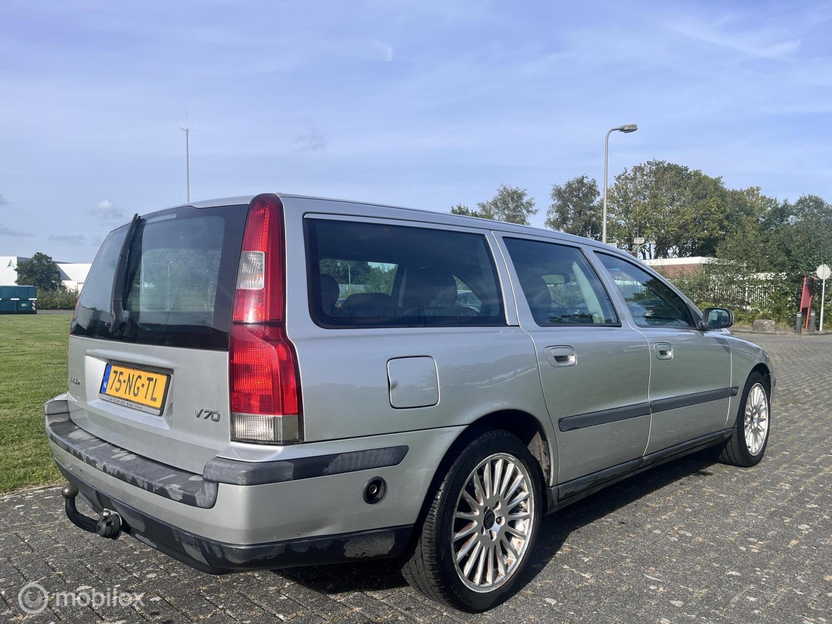 Volvo V70 2.4 Bi-Fuel Automaat / APK / Airco / Trekhaak / NA, Auto's, Stof, 2435 cc, 1604 kg, 93 €/maand