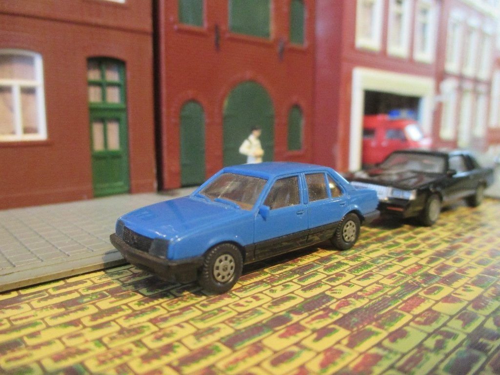 Opel Ascona C SR sedan - Herpa blauw, Hobby en Vrije tijd, Ophalen of Verzenden, Zo goed als nieuw, Auto, Herpa