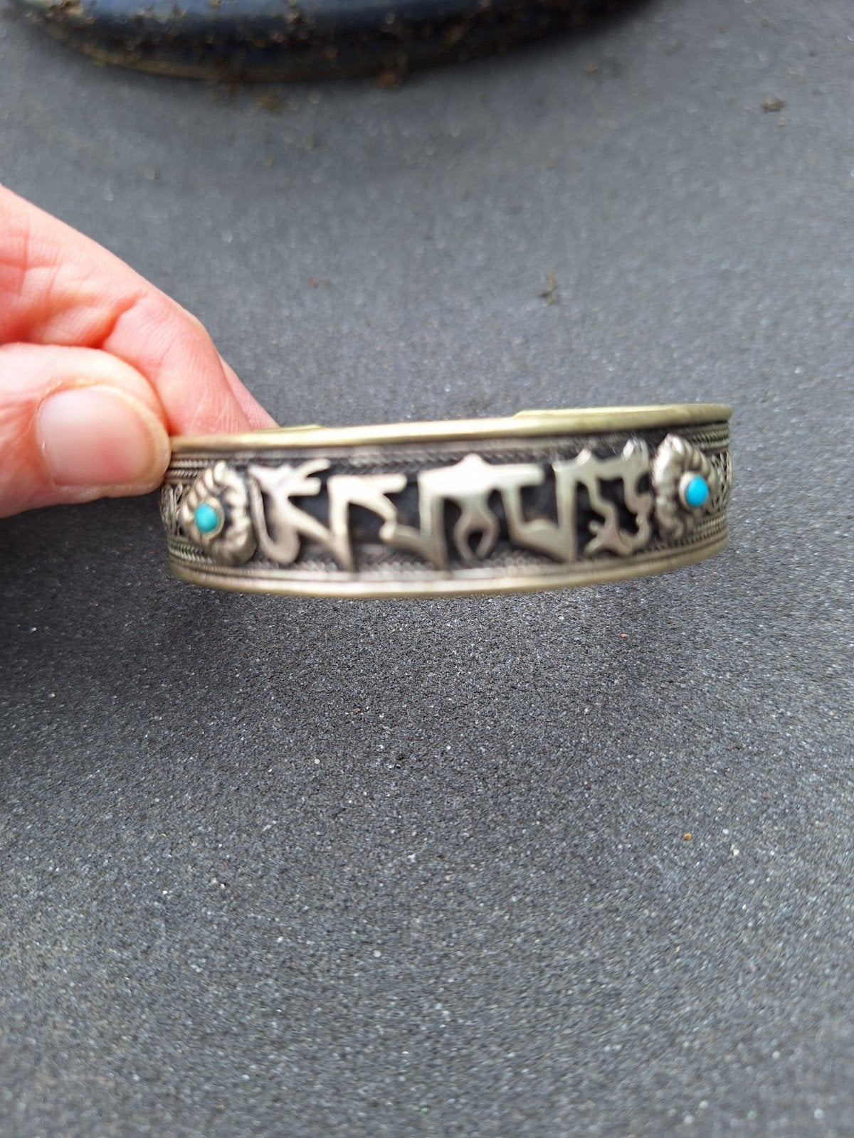 Vintage Tibetaanse Armband met Turkoois en Gravures, Overige materialen, Gebruikt, Ophalen of Verzenden, Met edelsteen