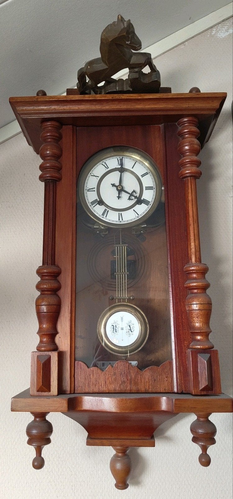 Antieke houten wandklok met paardendecoratie, Antiek en Kunst, Ophalen