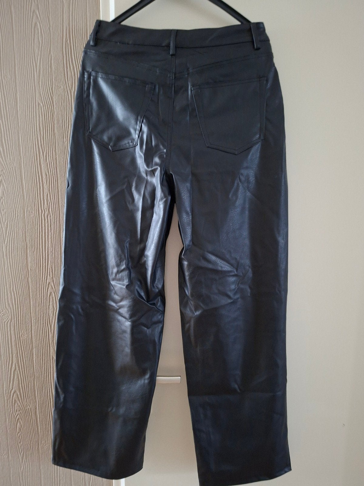 Zwarte nep leren broek met wijde pijpen, Kleding | Dames, Maat 38/40 (M), Zwart, Ophalen of Verzenden, Lang