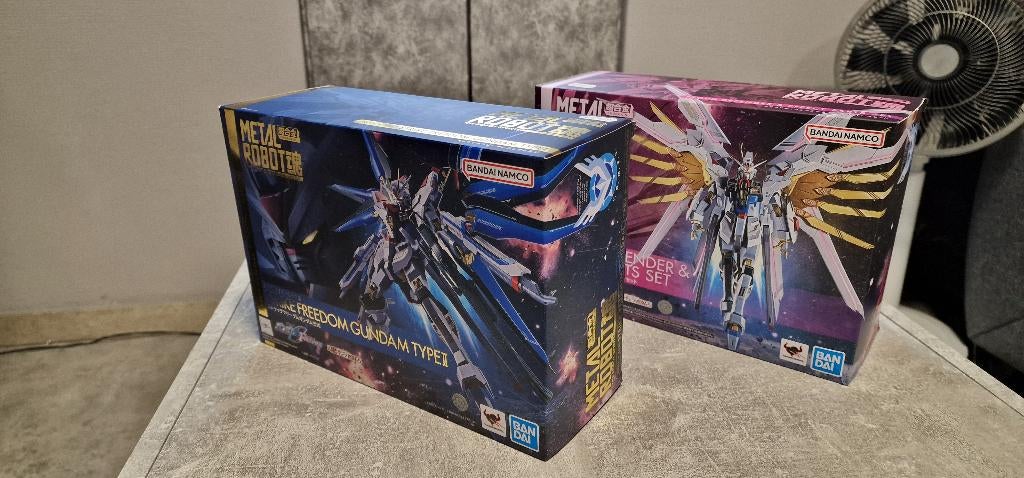 Gundam metal robot strike freedom & proud defender, Hobby en Vrije tijd, Modelbouw | Figuren en Diorama's, Ophalen of Verzenden