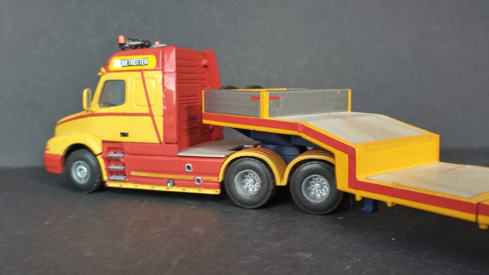 Volvo NH 12 met dieplader zwaar transport 1:50 Pol, Overige merken, Verzenden, ., Zo goed als nieuw