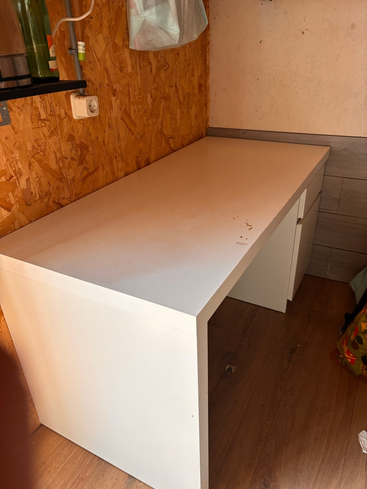 Gratis bureau ikea jaar oud, Ophalen, Gebruikt, Wit, Spaanplaat of MDF