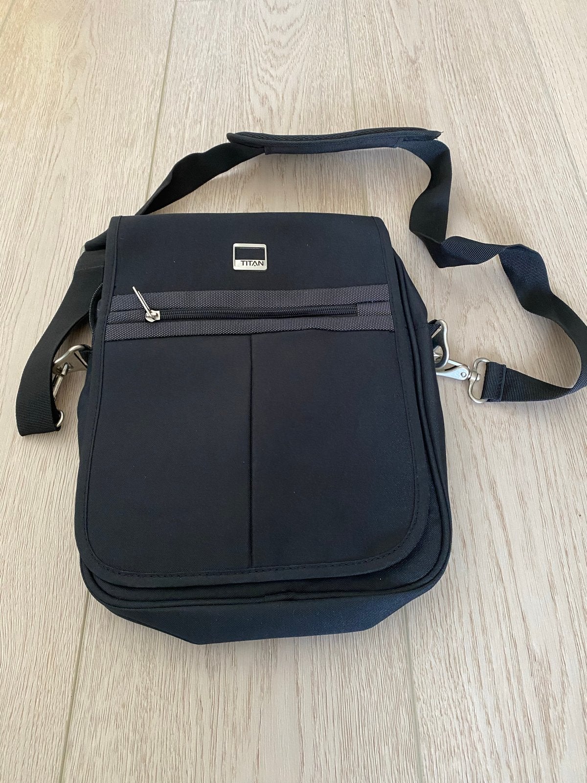 Zwarte tas voor iPad of kleine laptop - 35 cm hoog, Ophalen of Verzenden, Nieuw, Zwart, Overige merken