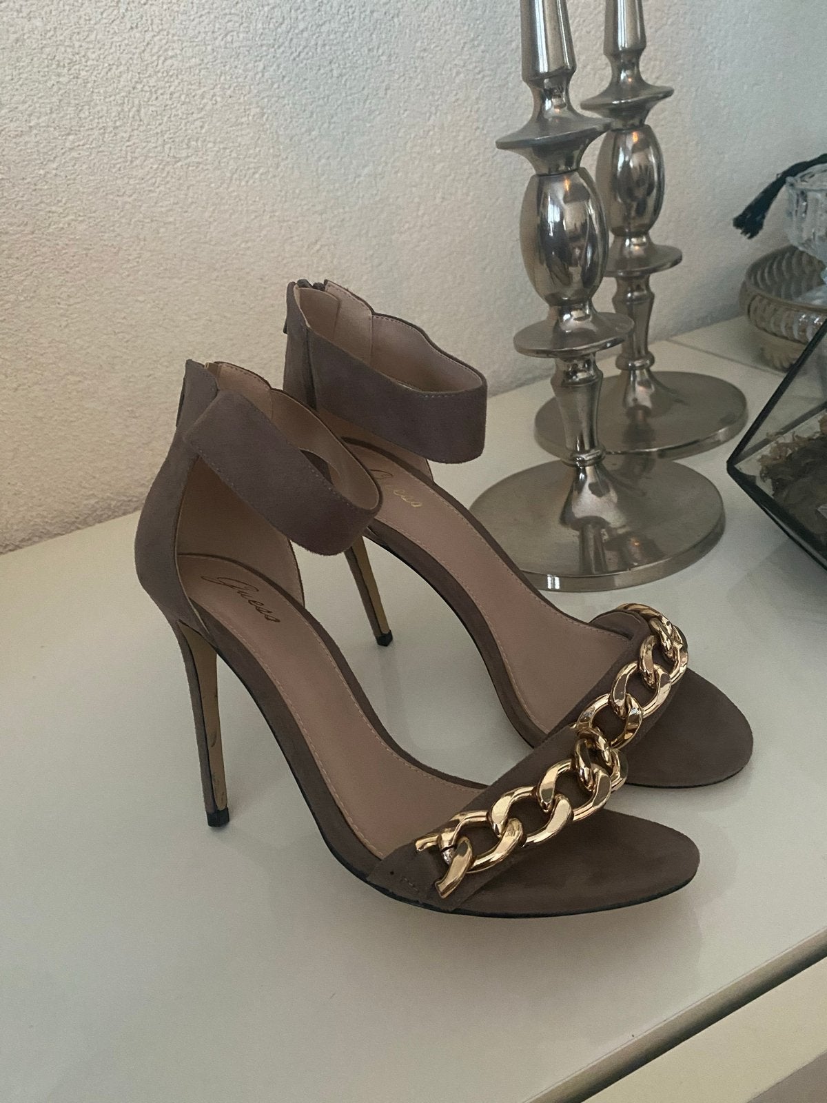 Guess Sandalen met Hak en Gouden Ketting, Overige kleuren, Nieuw, Ophalen of Verzenden, Schoenen met hoge hakken