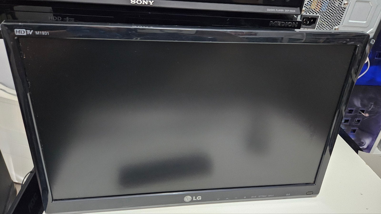 LG TV M1931d 19" Full HD TV + muurbeugel + afstandsbediening, Ophalen, 50 Hz, Zo goed als nieuw, 100 cm of meer