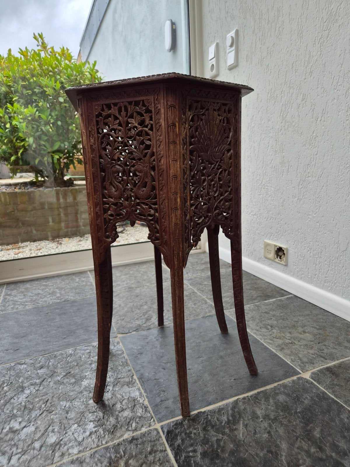 Prachtig handgesneden houten bijzettafel - Oosters design, Huis en Inrichting, Tafels | Bijzettafels, Ophalen, Aziatisch, Minder dan 55 cm