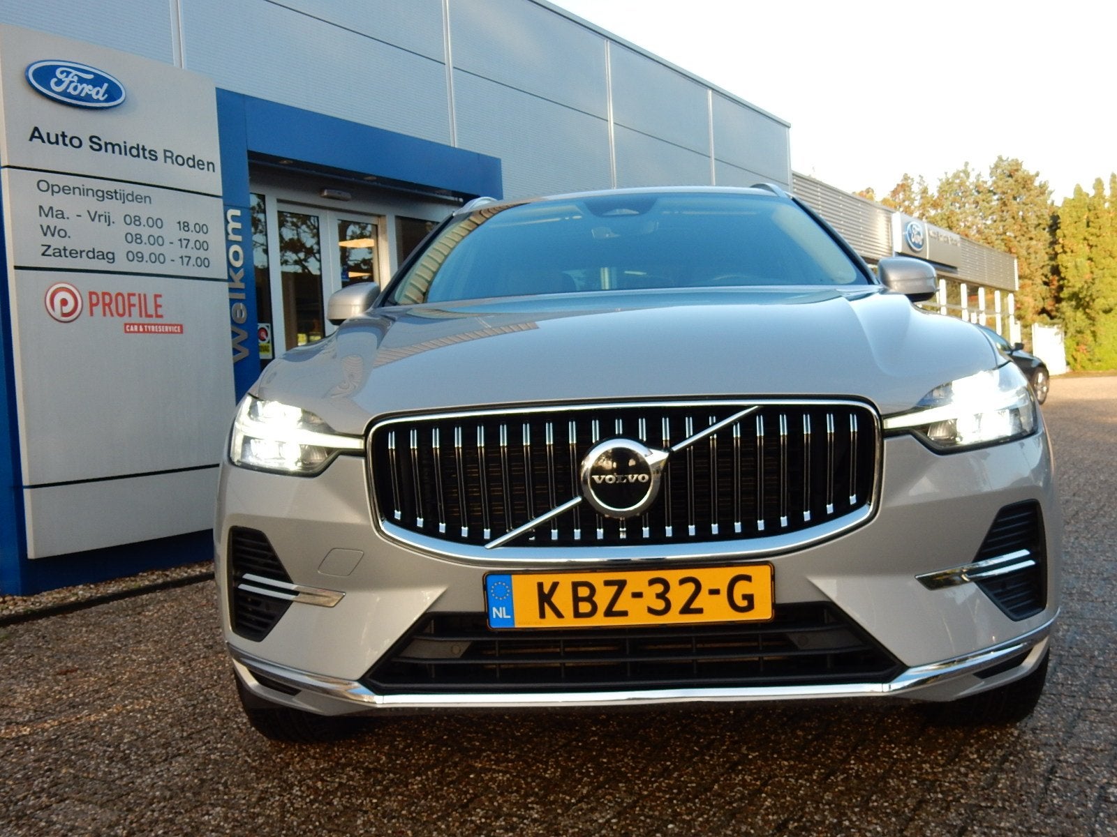 Volvo XC60 2.0 T6 PHEV 350 pk AWD Core Bright | Trekhaak | P, Auto's, Automaat, 12 maanden, Stof, Gebruikt