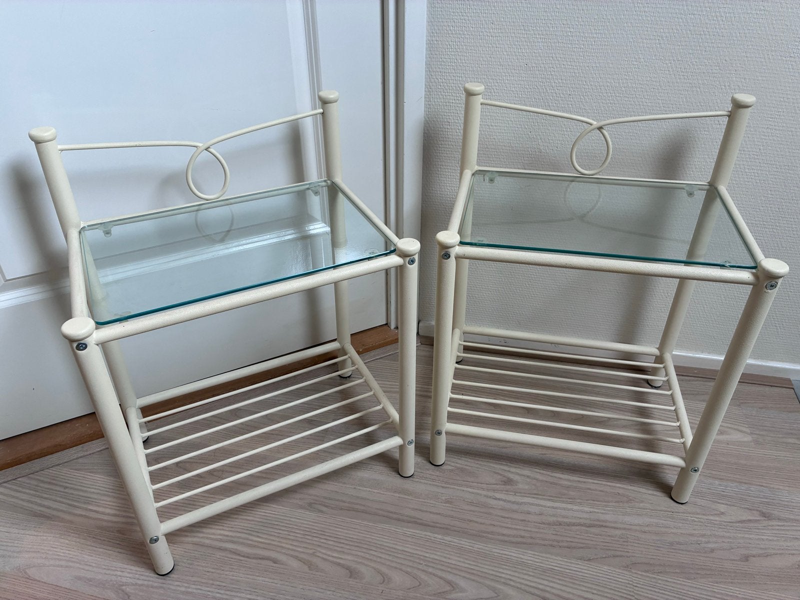 Set van 2 bijzettafeltjes / nachtkastjes met glazen blad, Minder dan 55 cm, Rechthoekig, Ophalen, 45 tot 60 cm