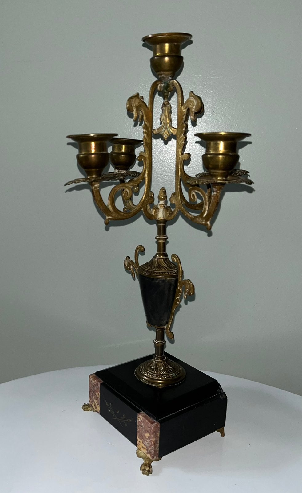 Brons/koper kandelaar met marmeren voet;  Napoleon III stijl, Ophalen of Verzenden, Koper of Brons