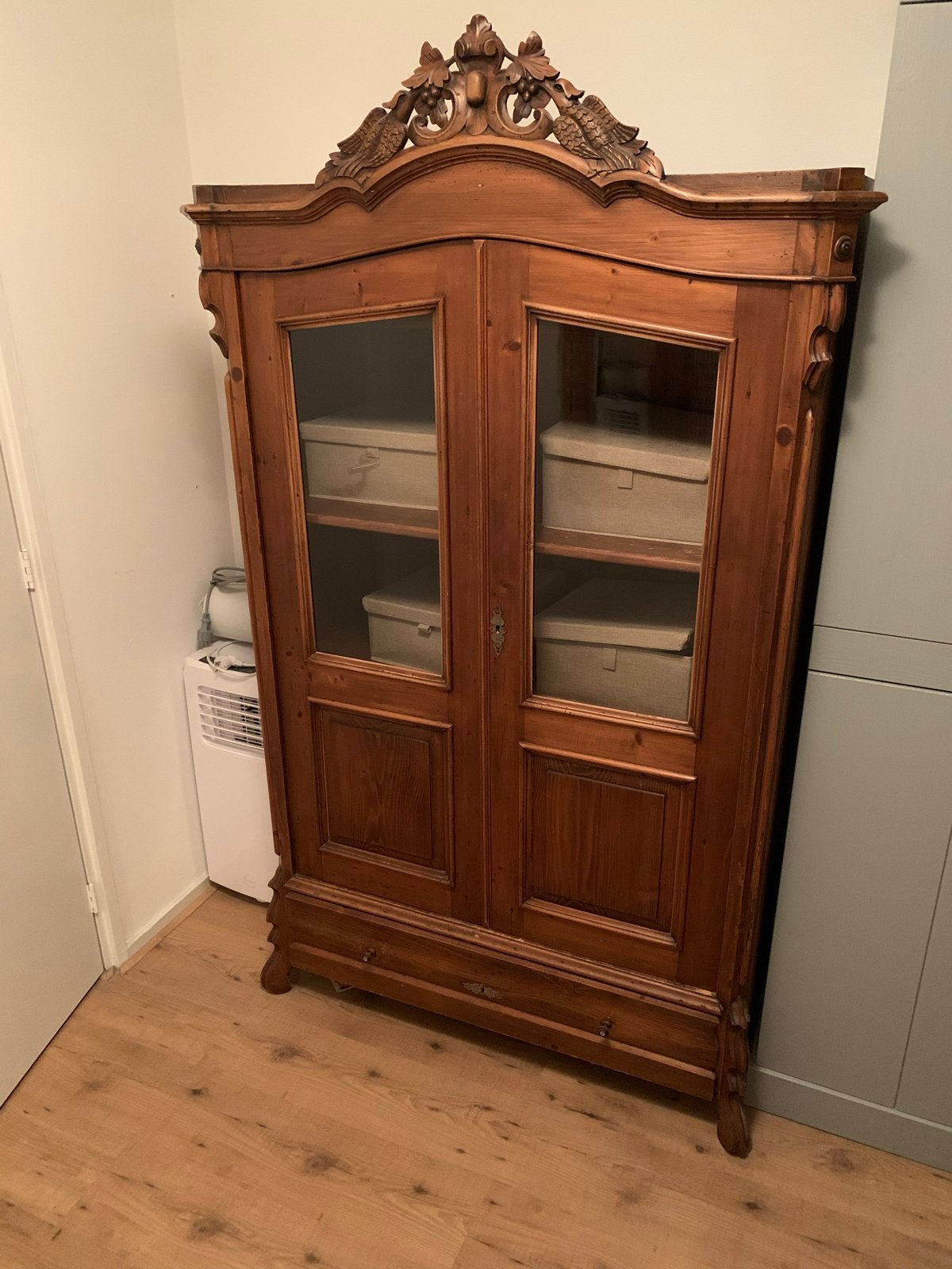 Antieke houten vitrinekast met glas en lade, Antiek en Kunst, Ophalen of Verzenden