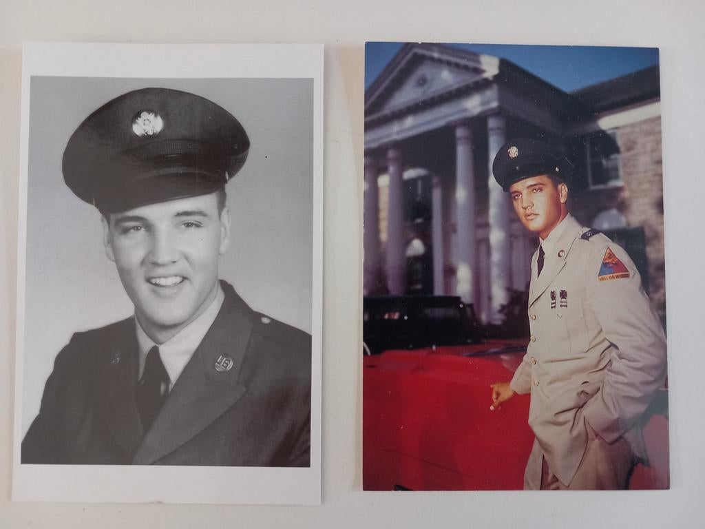 Twee kaarten Elvis Presley in militaire dienst, Ophalen of Verzenden, 1960 tot 1980, Gebruikt, Overige onderwerpen