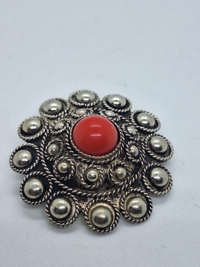 Antieke zilveren broche met bloedkoraal, ruim 4 cm, 4 tot 7 cm, Gebruikt, Ophalen of Verzenden, Met edelsteen