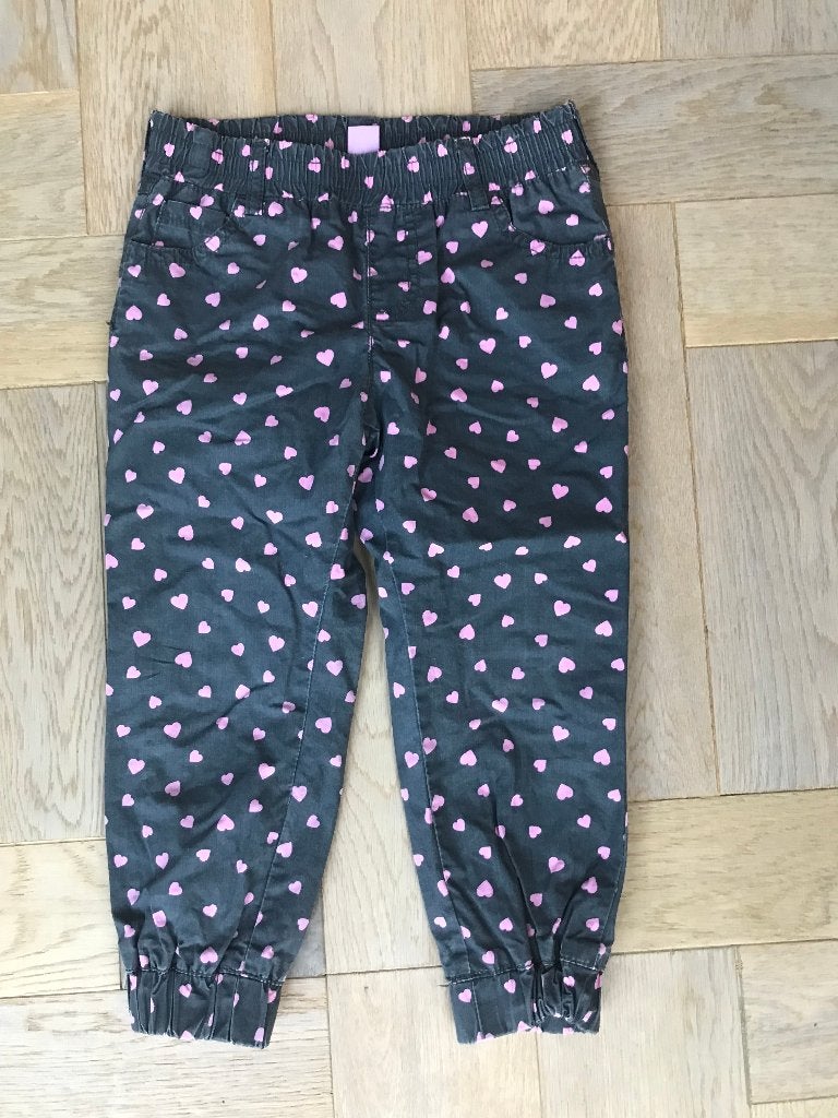 Gave grijze broek met lichtroze hartjes 98/104, Kinderen en Baby's, Kinderkleding | Maat 98, Broek, Gebruikt, Meisje, Ophalen of Verzenden