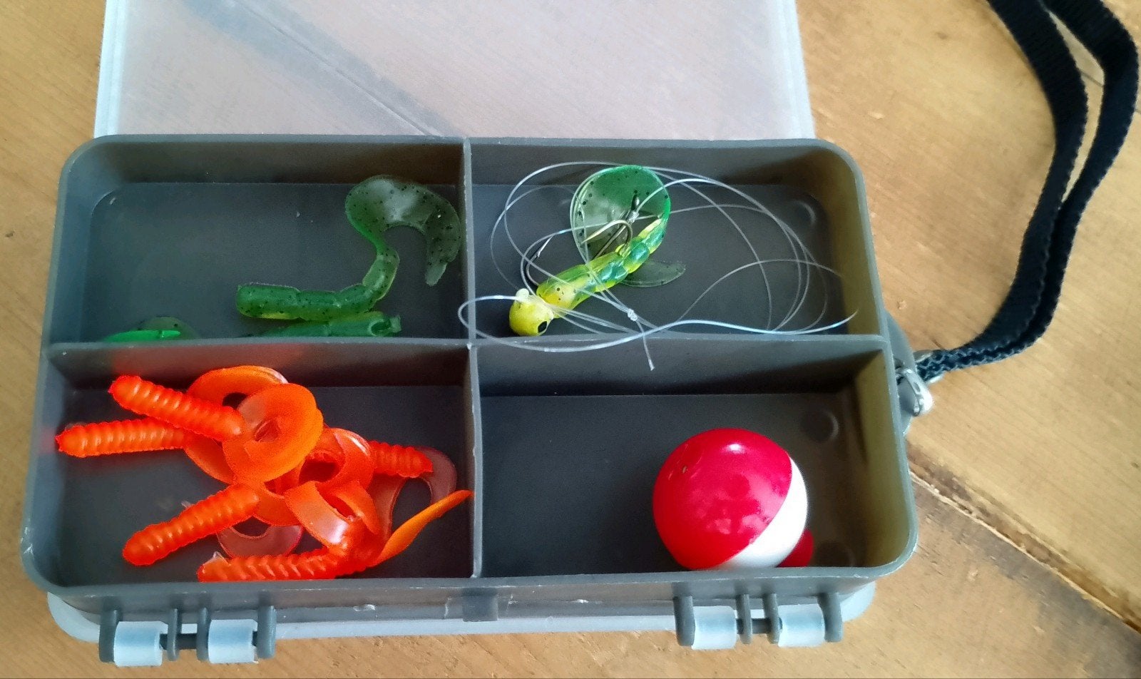 NIEUWE VIS SPULLETJES doosje diverse haakjes kunstaas enz, Ophalen of Verzenden, Nieuw, Kunstaas