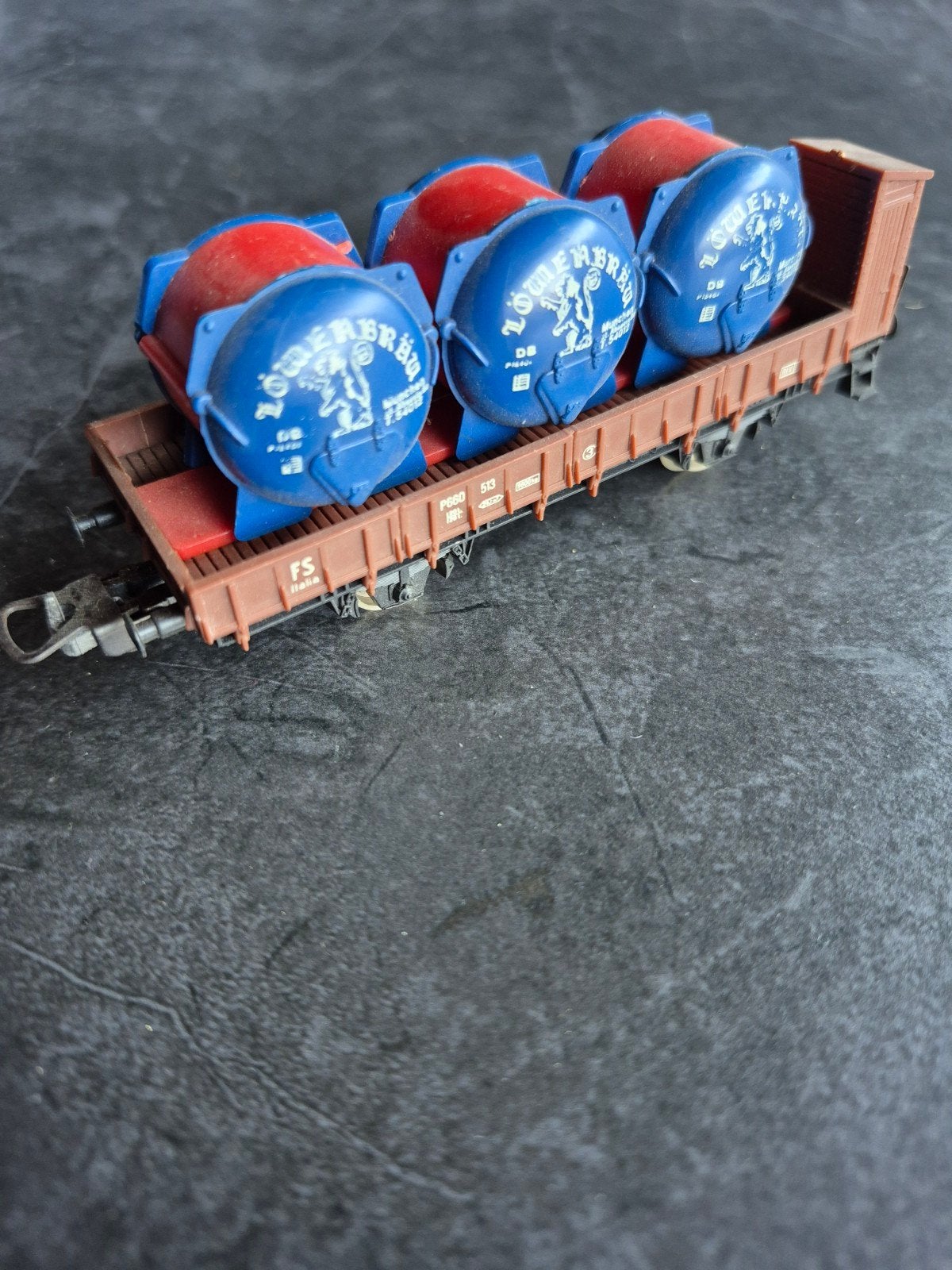Märklin of Lima H0 platte wagen met 3 Löwenbräu biervaten, Wisselstroom, Gebruikt, Wagon, Ophalen of Verzenden