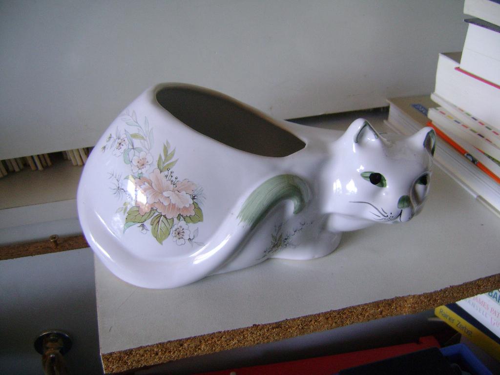 Bloempot in de vorm van een kat.Bairstow's Manor Pottery, Gebruikt, Rond, Binnen, Ophalen of Verzenden