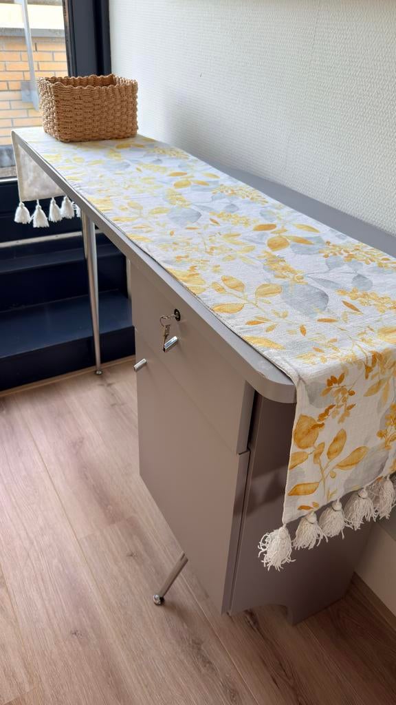 Grijze sidetable met lade, Ophalen, Gebruikt, 100 tot 150 cm, Metaal