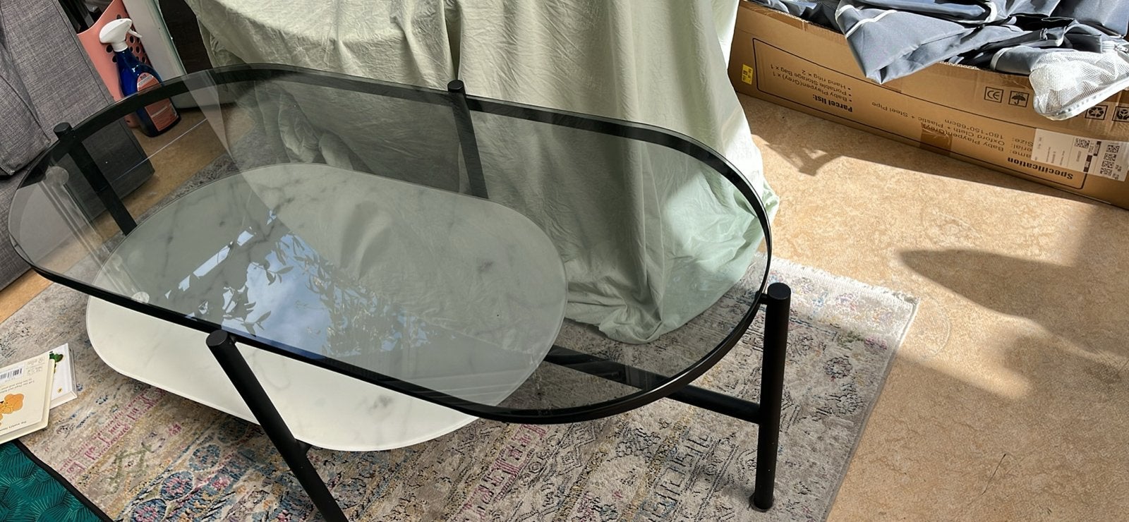 Moderne ovale salontafel met glas en marmerlook, Ophalen, 50 – 75, 100 tot 150 cm, 50 tot 100 cm