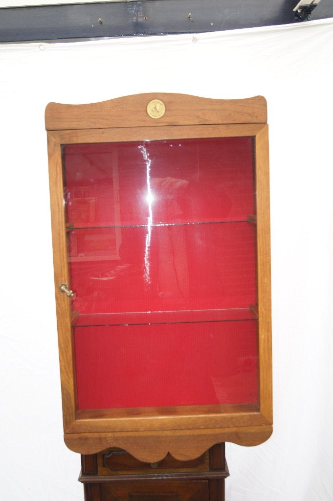 Houten vitrinekastje met rode achterwand, Ophalen of Verzenden