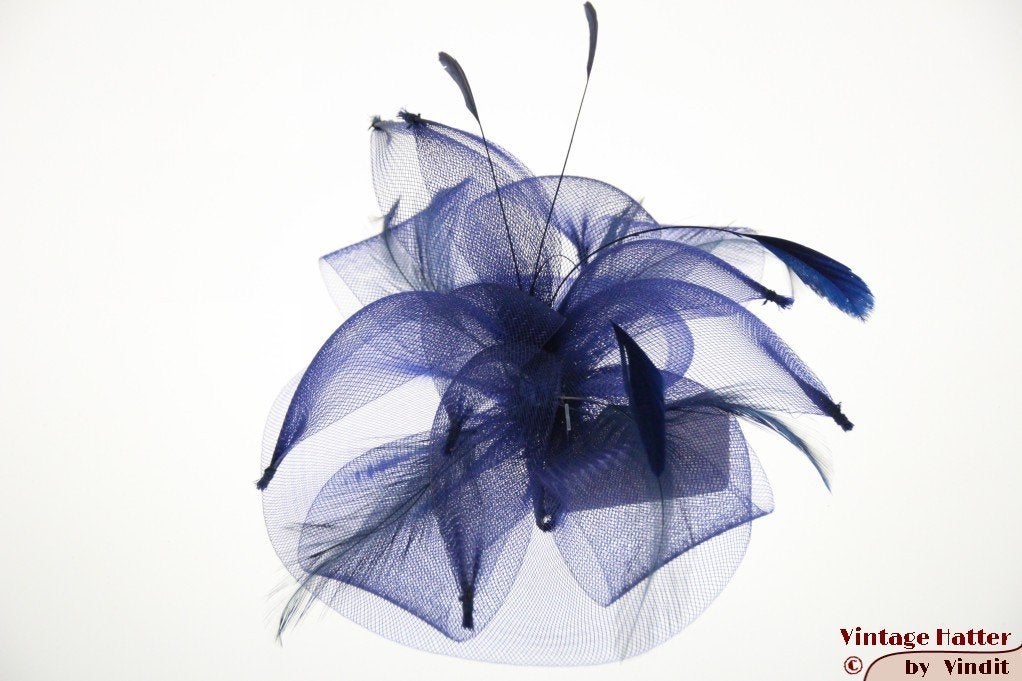 Disc Fascinator donker blauw met veren en clip nieuw 1 size, Ophalen of Verzenden, Nieuw, One size fits all, Hoed