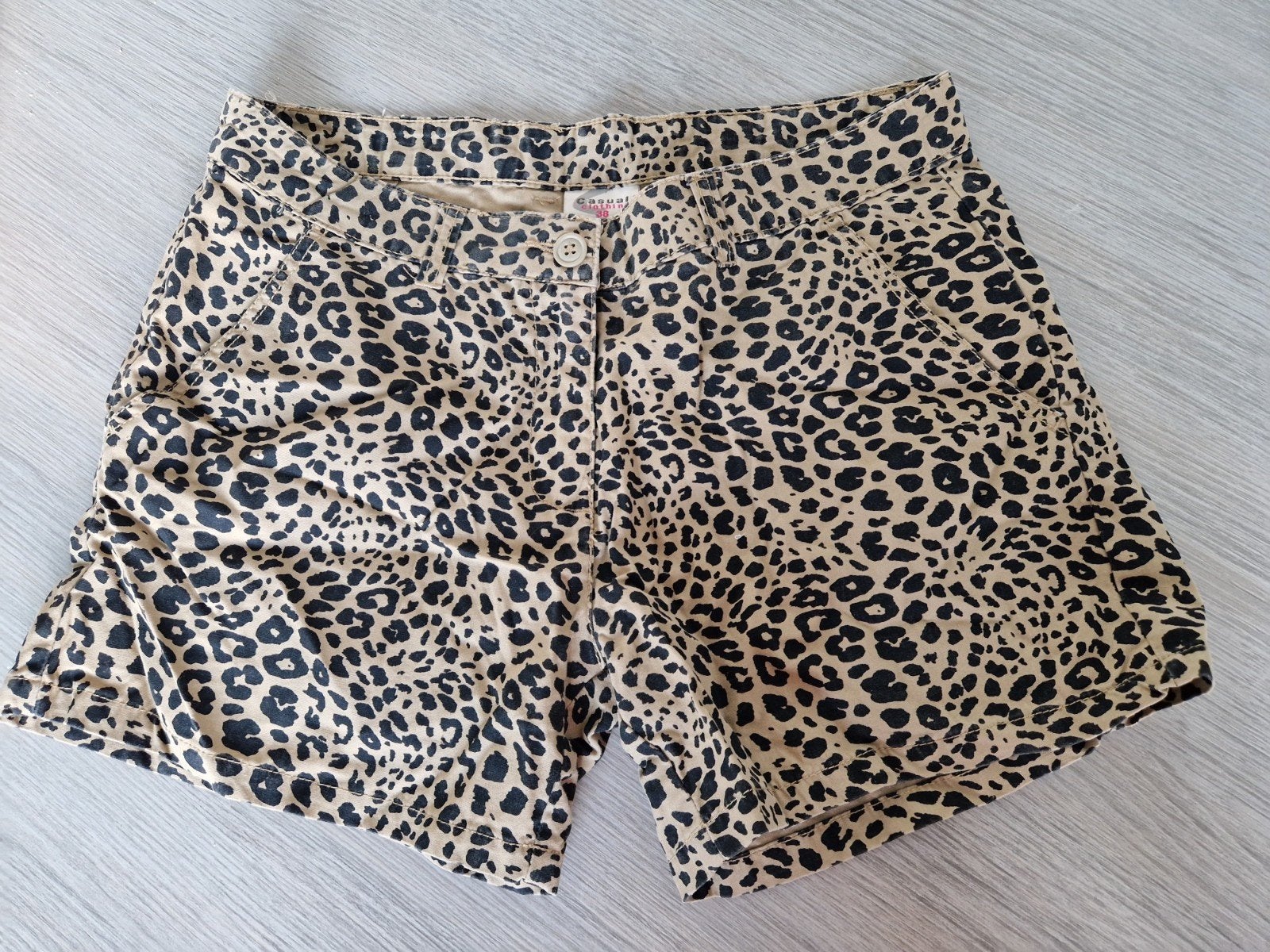 Korte broek panterprint maat m 38, Kleding | Dames, Maat 38/40 (M), Kort, Zwart, Ophalen of Verzenden