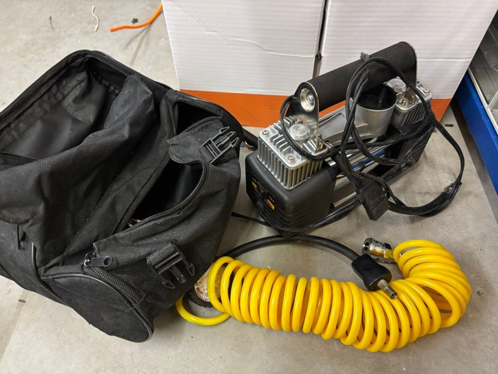 Kleine compressor op 12 Volt, Fietsen en Brommers, Ophalen, Zo goed als nieuw