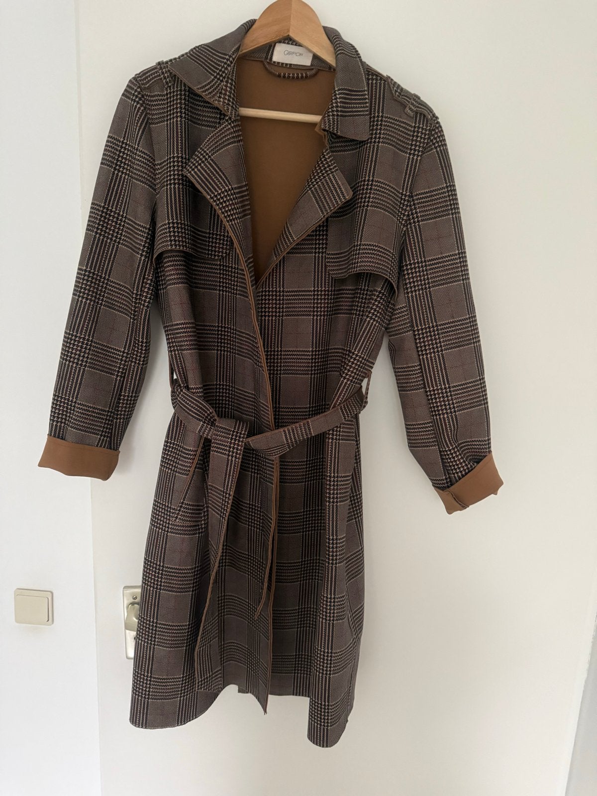 Cartoon geruite trenchcoat met ceintuur - Maat 38/40 (M), Ophalen of Verzenden, Zo goed als nieuw, Maat 38/40 (M), Bruin