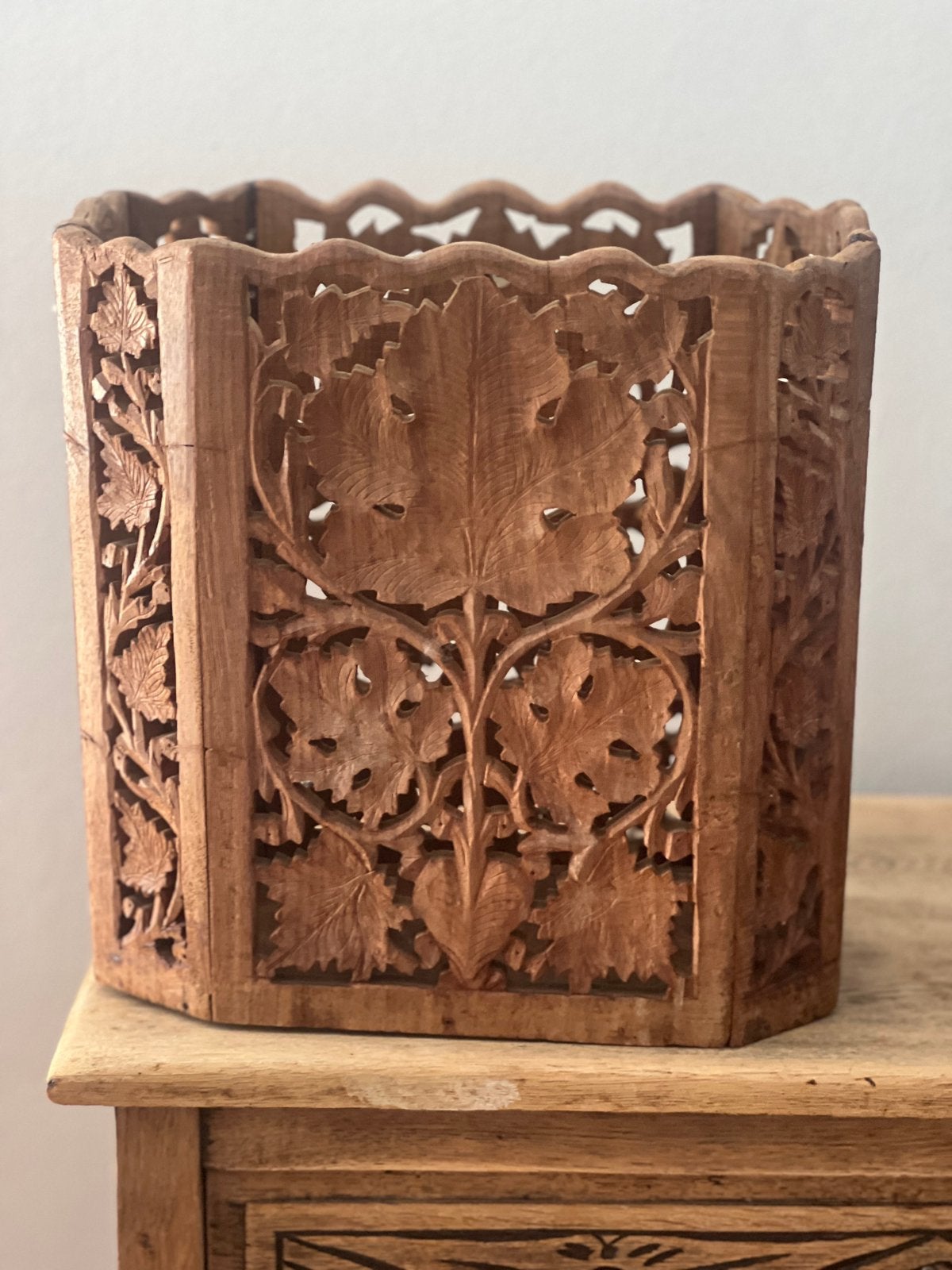 Vintage Handgesneden Houten Prullenbak Indisch Houtsnijwerk, Ophalen of Verzenden, Zo goed als nieuw