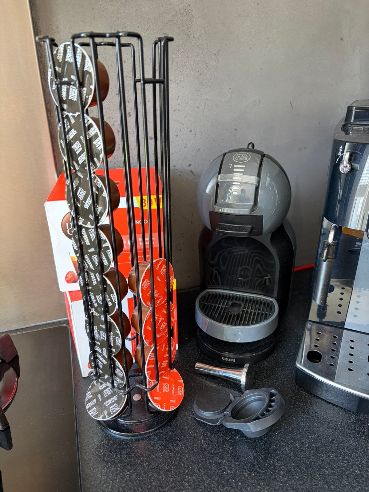 Dolce Gusto incl cups, rek en meer, Ophalen, Gebruikt