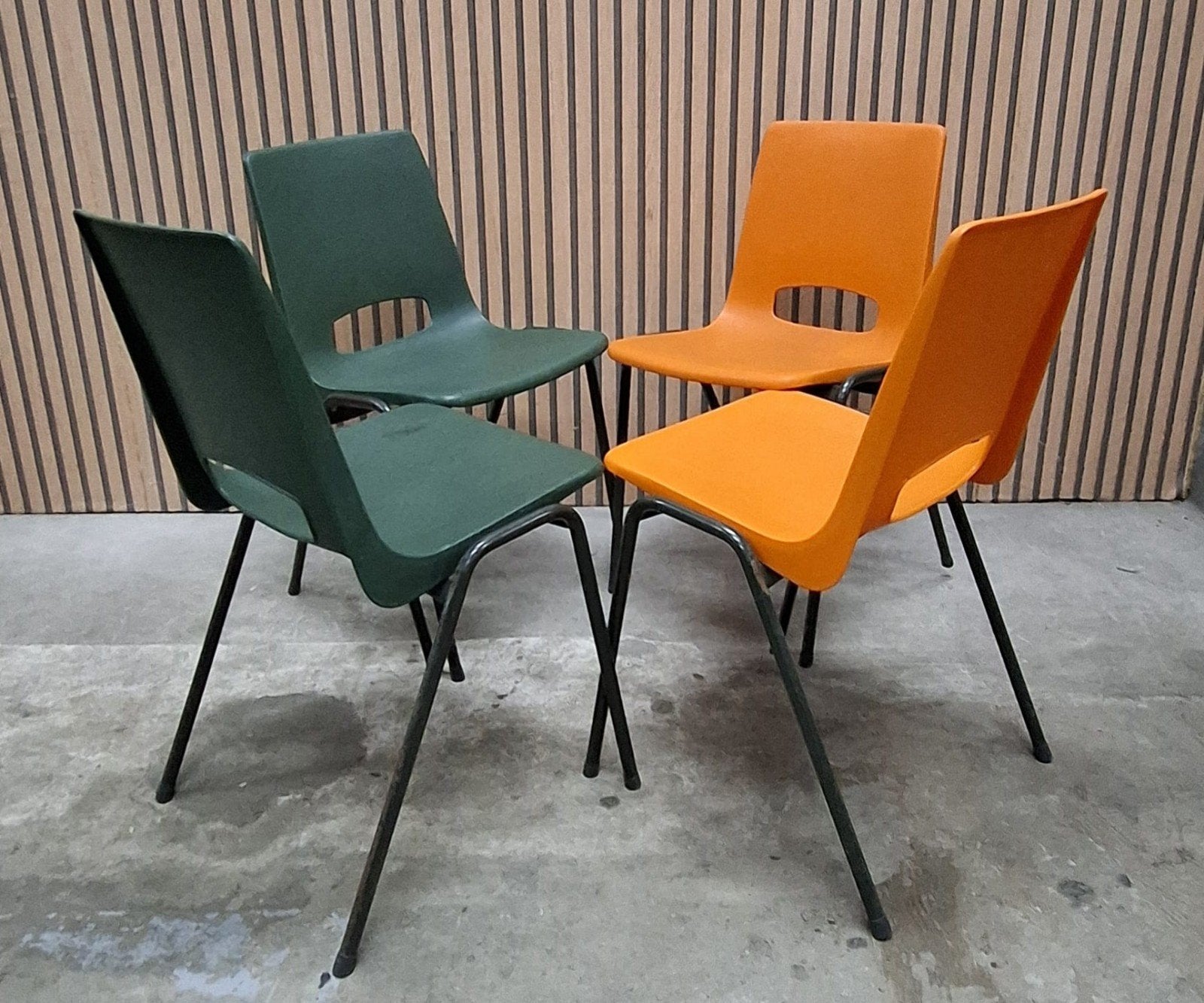 25 x Eromes stoelen kantine zaal cafe kunststof kuipstoelen, Kunststof, Overige kleuren, Ophalen of Verzenden, Zo goed als nieuw