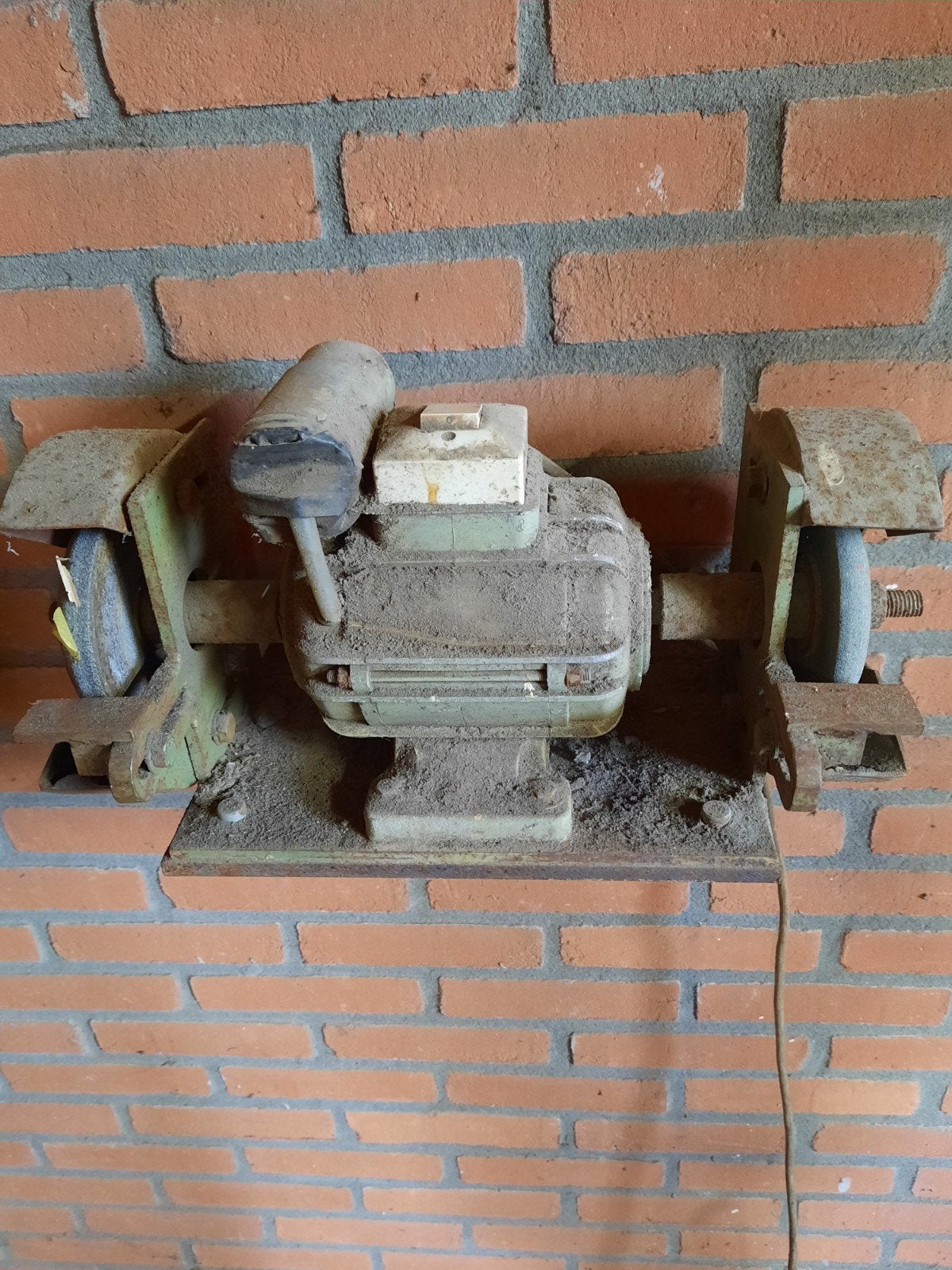 Oude Werkbankslijpmachine - Robuust en Functioneel, Doe-het-zelf en Verbouw, Gereedschap | Slijpmachines, Ophalen, Gebruikt, Werkbankslijpmachine