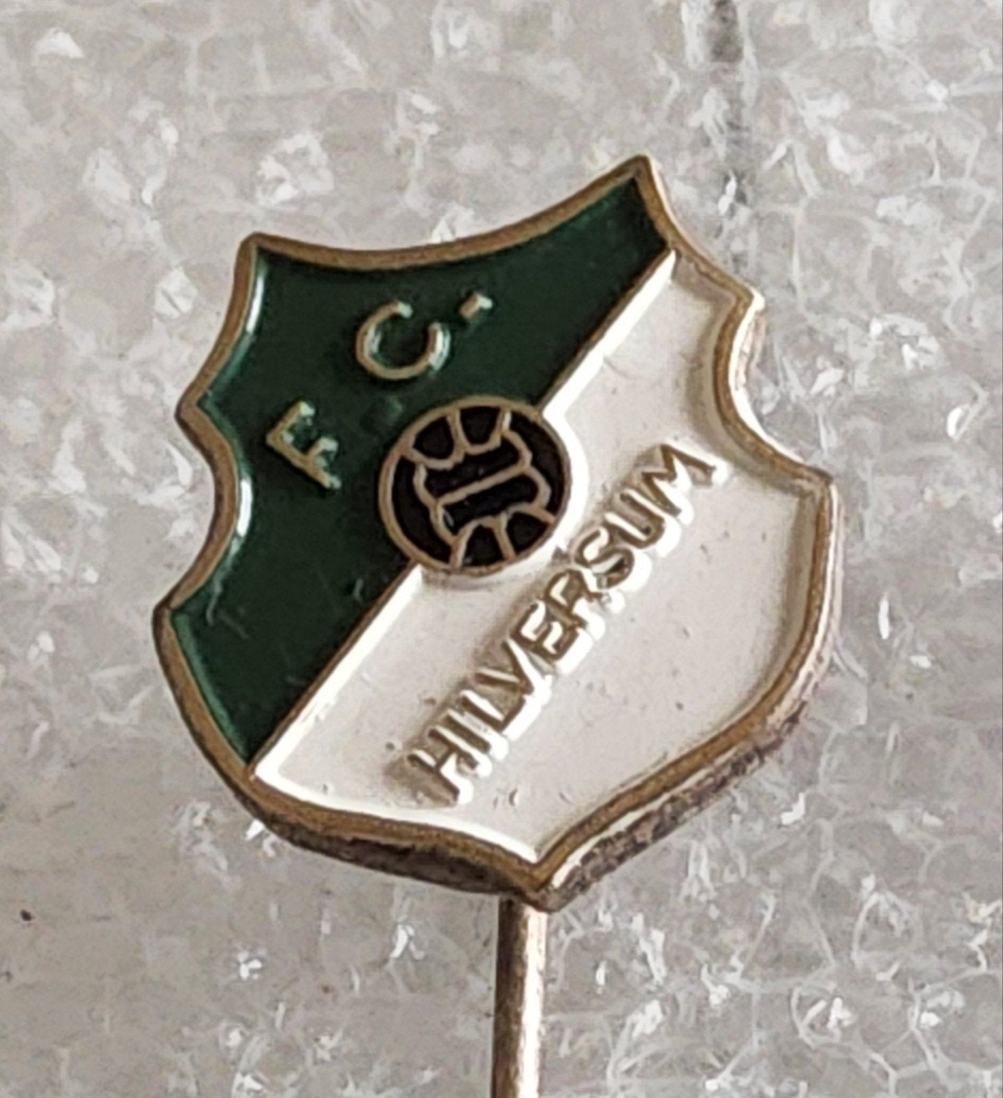 Vintage FC Hilversum Speldje - Voetbalclub, Ophalen of Verzenden, Gebruikt, Sport, Speldje of Pin