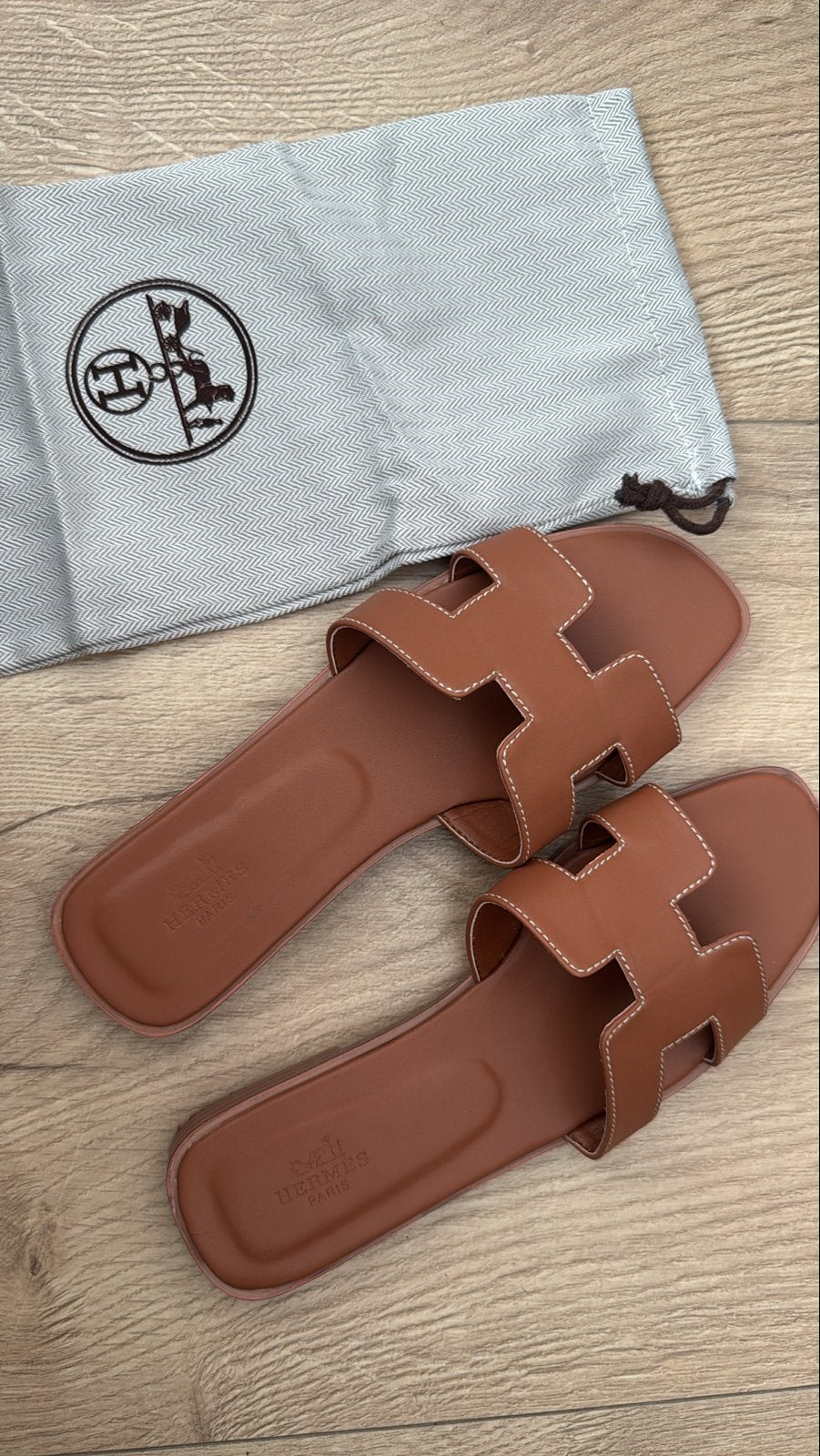 Hermès Oran Slippers - Bruin Leer - Maat 37, Kleding | Dames, Schoenen, Ophalen of Verzenden, Zo goed als nieuw, Bruin, Slippers