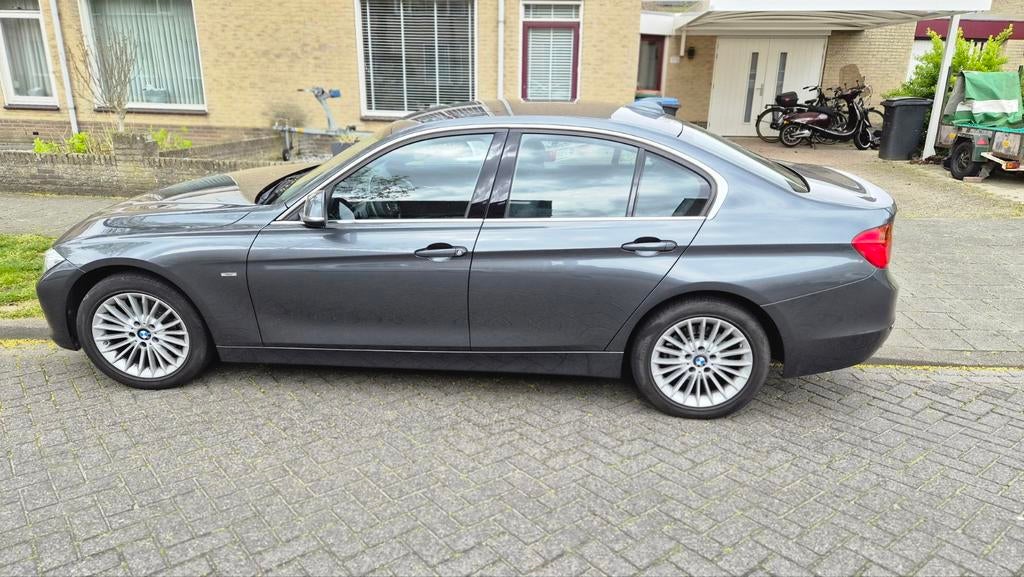 BMW 3-Serie  316I AUT 2014 Grijs, Auto's, BMW, Automaat, 4 cilinders, Origineel Nederlands, 75 €/maand