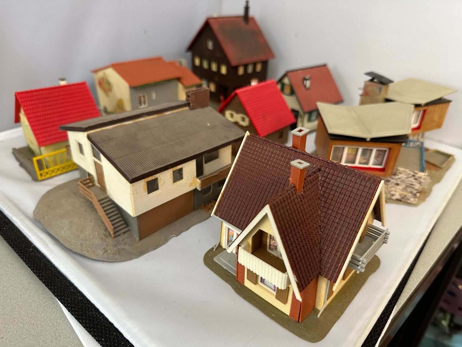 Partij van acht H0 modelbouw huizen. B-keus, Overige merken, Gebruikt, Gelijkstroom of Wisselstroom, Brug, Tunnel of Gebouw