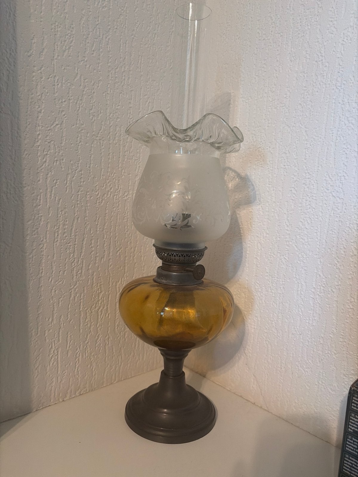 Antieke olielamp met glazen kap en amberkleurige voet, Antiek en Kunst, Antiek | Lampen, Ophalen