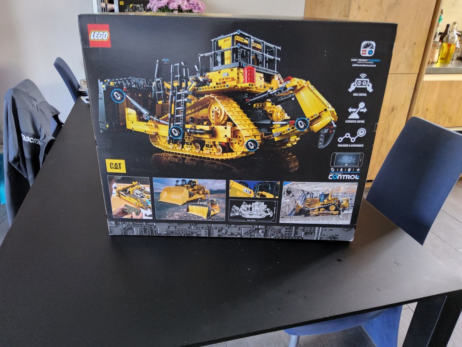Foto 2 van LEGO Technic 42131 Cat D11 Bulldozer NIEUW EN GESEALED