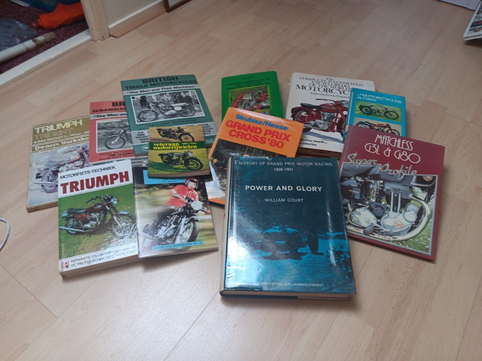 Collectie motorboeken: Triumph, Matchless, Grand Prix, Ophalen of Verzenden, Gelezen, Diverse auteurs, waaronder William Court